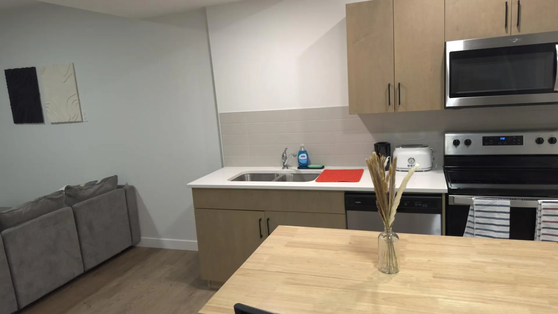 Cozy Apartment In South West YYC
