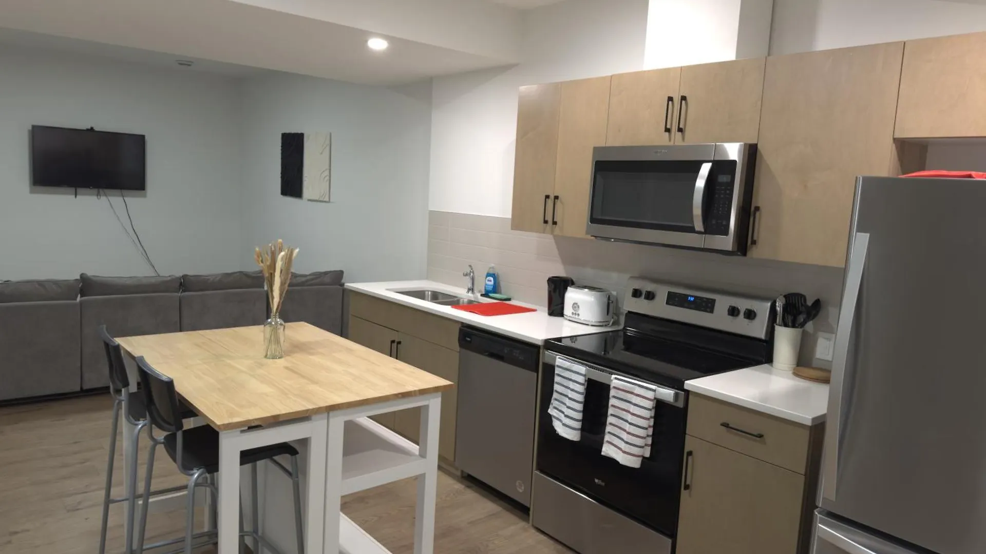Cozy Apartment In South West YYC Canada